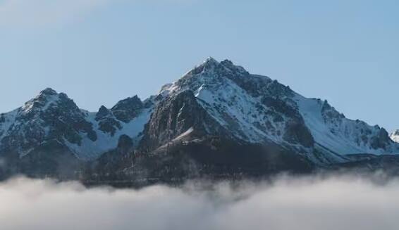 ઠંડી અને ઓક્સિજનનું પ્રમાણ ઓછું: ઠંડી અને ઓક્સિજનનું પ્રમાણ ઓછું હોવાથી ઊંચાઈ પર બ્લડ પ્રેશર ઝડપથી વધી શકે છે, જેનાથી હૃદય પર ભાર પડે છે.