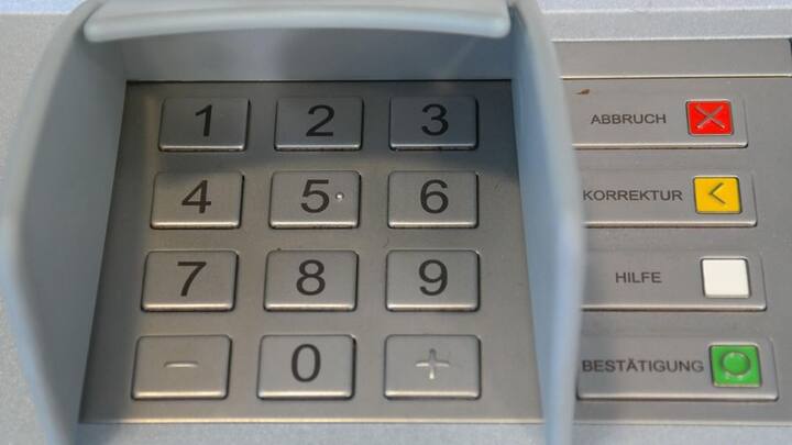 পিআইবি ফ্যাক্ট চেক সম্প্রতি এই ভাইরাল বার্তাটি সম্পর্কে জানিয়েছে যে এটি সম্পূর্ণ মিথ্যা ও ভুয়ো। এটিএমের পিন চুরি আটকাতে এমন কোনও উপায় বলেনি রিজার্ভ ব্যাঙ্ক।