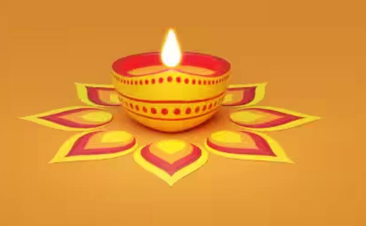 ਦੀਵਾ ਅਤੇ ਘਿਓ: ਘਰ ਵਿੱਚ ਸੁਰਮਾ ਬਣਾਉਣ ਲਈ ਤੁਹਾਨੂੰ ਮਿੱਟੀ ਦਾ ਦੀਵਾ, ਸ਼ੁੱਧ ਦੇਸੀ ਘਿਓ ਅਤੇ ਰੂੰ ਦੀ ਬੱਤੀ ਦੀ ਲੋੜ ਪਵੇਗੀ। ਦੀਵੇ ਵਿੱਚ ਬੱਤੀ ਪਾਓ, ਉਸ ਵਿੱਚ ਘਿਓ ਪਾਓ ਅਤੇ ਇਸਨੂੰ ਜਗਾਓ। ਦੀਵੇ ਦੀ ਲਾਟ ਉੱਤੇ ਇੱਕ ਪਲੇਟ ਨੂੰ ਉਲਟਾ ਕਰਕੇ ਰੱਖ ਦਿਓ, ਤਾਂ ਜੋ ਉਸ ‘ਤੇ ਕੱਜਲ ਦੀ ਕਾਲਖ ਜੰਮ ਜਾਵੇ।