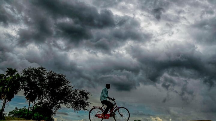 দিনভর দফায় দফায় বৃষ্টির সম্ভাবনা। বজ্রবিদ্যুৎ সহ বৃষ্টির সঙ্গে ৩০ থেকে ৪০ কিলোমিটার গতিবেগে দমকা ঝড় বাতাস বইবে। কাল বুধবার ভারী বৃষ্টির আশঙ্কা উপকূলের জেলায়।