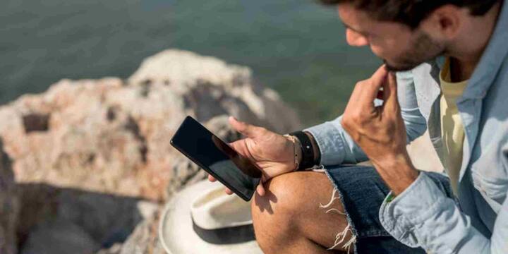 आमतौर पर जिन फोनों में IP68 या IP69 रेटिंग होती है, उन्हें वॉटरप्रूफ माना जाता है. ये फोन एक तय समय तक और एक निश्चित गहराई तक पानी में डूबे रहने के बाद भी काम करते रहते हैं.