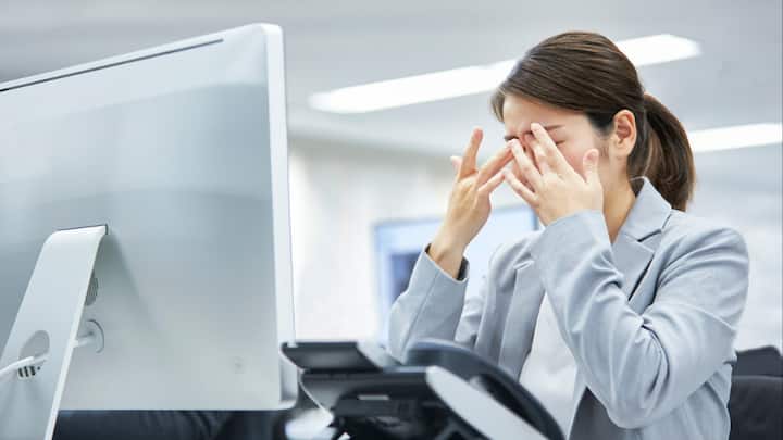 3. Practice 20-20-20 Rule: When you spend long hours staring at the screens, your eyes can become strained. The 20-20-20 rule is a simple technique to reduce digital eye fatigue. Every 20 minutes, take a break and look at something 20 feet away for at least 20 seconds. This short pause allows your muscles to relax and reduce tension. It prevents symptoms like headaches, blurred vision, and dryness. (Image Source: Canva)