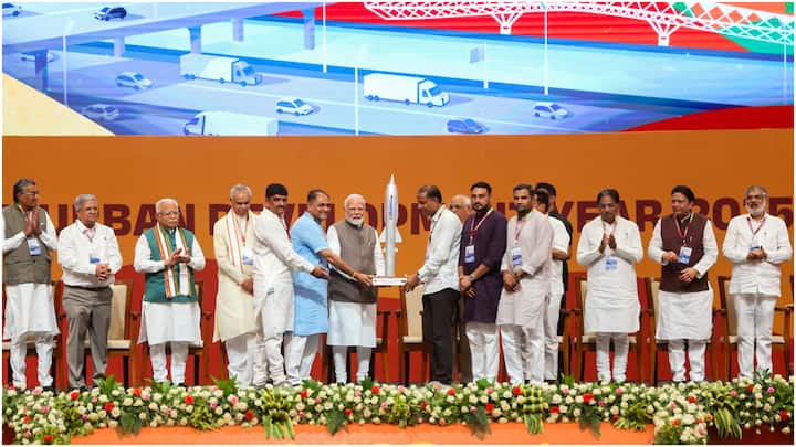 The roadshow started at the Raj Bhavan in Gandhinagar and ended at Mahatma Mandir. (Image Source: PTI)