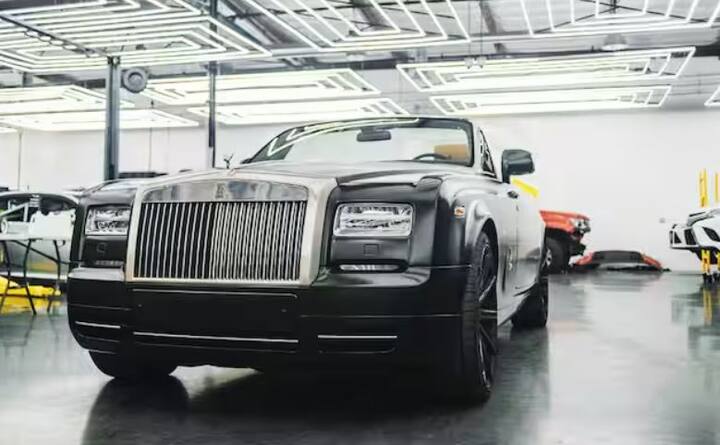 ਰੋਲਸ ਰਾਇਸ ਕਾਰਾਂ ਦਾ ਕਿਰਾਇਆ 8 ਘੰਟਿਆਂ ਲਈ 2.99 ਲੱਖ ਰੁਪਏ ਹੈ। ਇਹ ਕਾਰਾਂ ਇੰਡੀਆਮਾਰਟ ਤੋਂ ਕਿਰਾਏ 'ਤੇ ਵੀ ਉਪਲਬਧ ਹਨ, ਜਿੱਥੇ ਇਨ੍ਹਾਂ ਦਾ ਕਿਰਾਇਆ 79999 ਰੁਪਏ ਹੈ। ਇਨ੍ਹਾਂ ਦੀਆਂ ਕੀਮਤਾਂ ਵੱਖ-ਵੱਖ ਸ਼ਹਿਰਾਂ ਵਿੱਚ ਵੱਖ-ਵੱਖ ਹੁੰਦੀਆਂ ਹਨ। ਇਹ ਕਾਰਾਂ ਦਿੱਲੀ ਵਿੱਚ ਸੇਫ਼ ਰੈਂਟ ਏ ਕਾਰ ਤੋਂ ਕਿਰਾਏ 'ਤੇ ਲਈਆਂ ਜਾ ਸਕਦੀਆਂ ਹਨ।