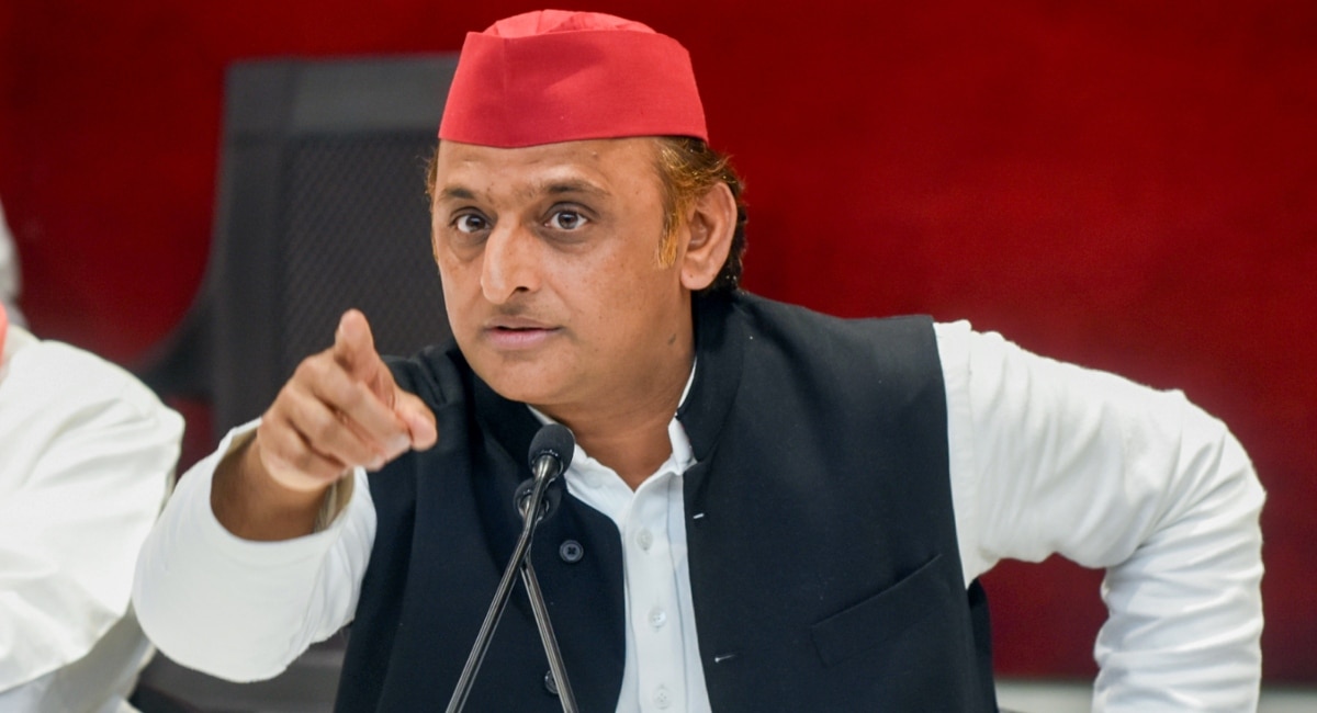 यूपी में नहीं थम रहा DNA विवाद, अखिलेश यादव के खिलाफ लखनऊ में BJP के पोस्टर पर भड़क उठे सपाई