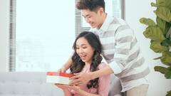 Love Astrology: प्रेमात 'या' भेटवस्तू प्रेमभंग करू शकतात! प्रेमात 'ही' भेट कधी ही देऊ नका, अन्यथा ब्रेकअप निश्चित, ज्योतिषशास्त्रात म्हटलंय..