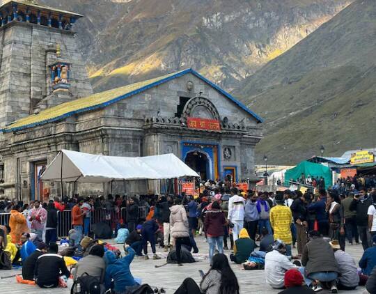 अचानक लंबी चढ़ाई चढ़ना: चारधाम यात्रा में लंबे समय तक चलना, सीढ़ियां चढ़ना और ठंड का सामना करना होता है.