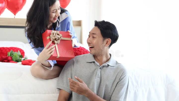 छत्री – छत्री दिल्याने नात्यात अंतर येते किंवा वेगळेपणा येतो, असे मानले जाते. त्यामुळे प्रिय व्यक्तीस छत्री भेट देणे टाळावे.