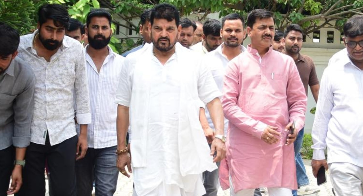 यूपी में अब वर्चस्व की राजनीति! आज अपने गांव पहुंचेंगे बृजभूषण शरण सिंह, करेंगे शक्ति प्रदर्शन