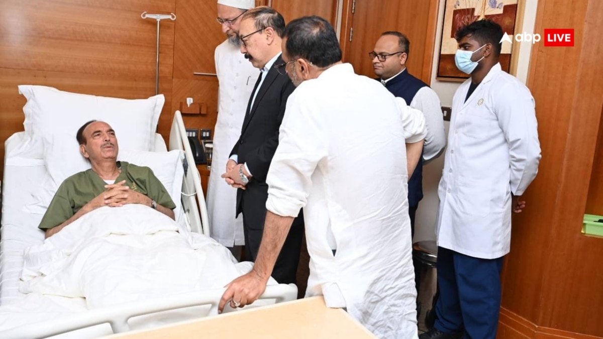 विदेश दौरे पर गए गुलाम नबी आजाद अस्पताल में भर्ती, निशिकांत दुबे बोले, ‘उनकी आंखें भर आईं’