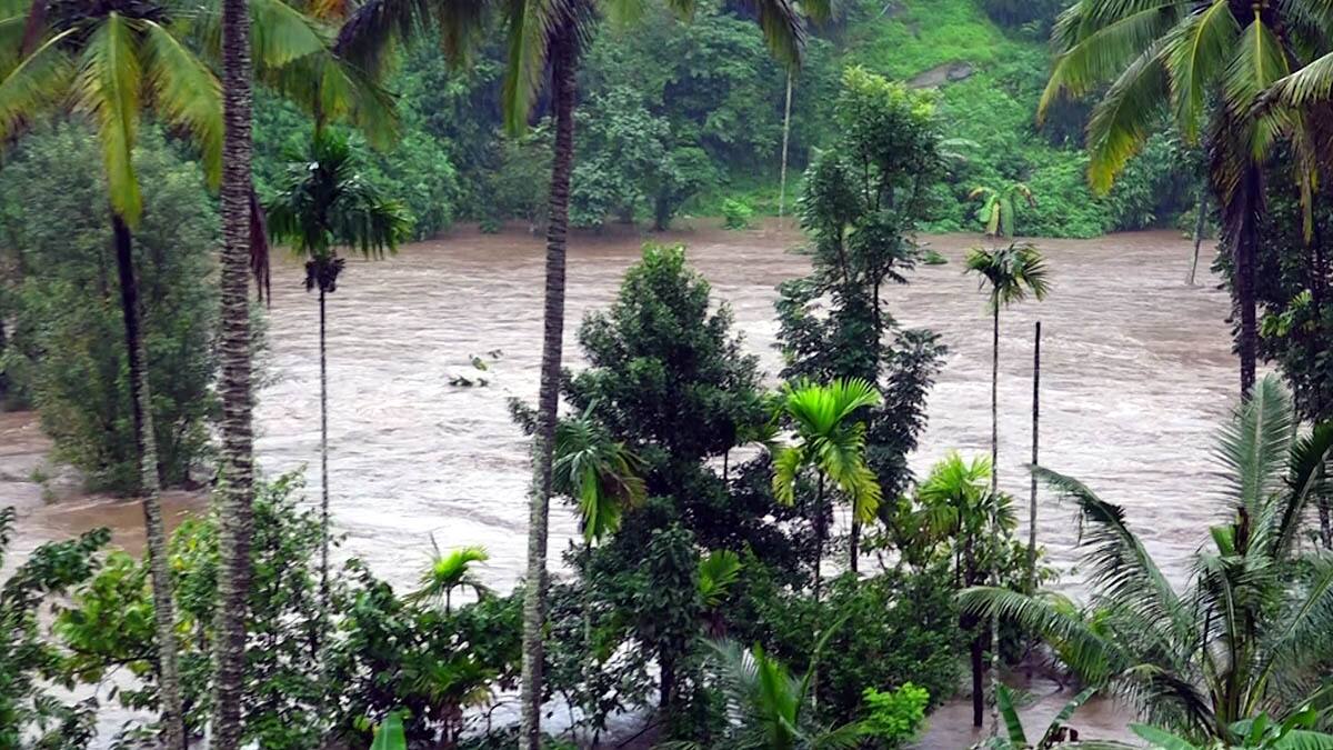 கேரளாவில் கொட்டி தீர்க்கும் மழையால் பொதுமக்கள் இயல்பு வாழ்க்கை பாதிப்பு