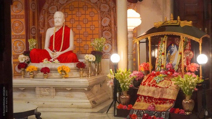 এই বিশেষ দিনে বেলুড়মঠে ঠাকুরের গর্ভগৃহে ঠাকুরের বাম পাশে মায়ের প্রতিকৃতি রেখে তাঁকে পুজো করা হয়। অমাবস্যা পড়ার সঙ্গে সঙ্গে শুরু হয় পুজো।