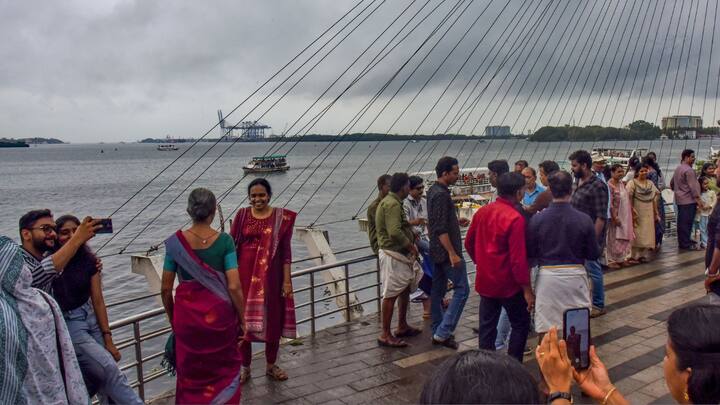 মৎস্যজীবীদের সতর্কবার্তা। উত্তর বঙ্গোপসাগর উত্তাল থাকবে বুধবার থেকে। ৩৫ থেকে ৪৫ কিলোমিটার সর্বোচ্চ ৫৫ কিলোমিটার গতিবেগে দমকা ঝড়ো বাতাস বইবে সমুদ্রে।