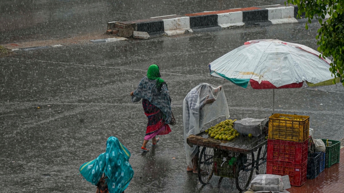 UP Weather: यूपी में फिर से तेज बारिश का अलर्ट, सावधान रहने की सलाह, जानें- आपके जिले में कैसा रहेगा मौसम?