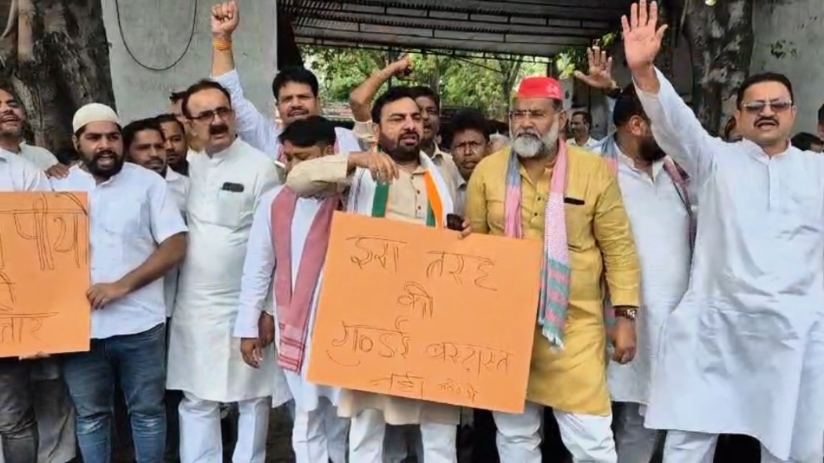 अलीगढ: गौमांस के शक में मुस्लिम युवकों से मारपीट पर सपा ने उठाए सवाल, एसएसपी कार्यालय पर हंगामा