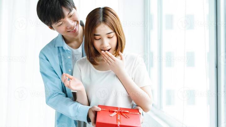 चाकू, कात्री, धारदार वस्तू – अशा वस्तूंना “नातं कापणारे” असे मानले जाते. हे भेट दिल्यास वाद-विवाद, भांडणं किंवा संबंधात कटुता येऊ शकते.