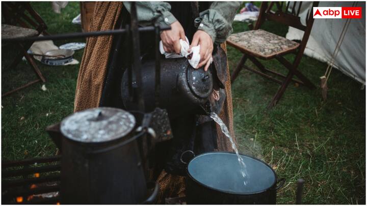 ऐसे में हमेशा उबला हुआ या फिल्टर किया हुआ पानी पिएं. स्ट्रीट फूड के साथ बाहर का पानी पीने से बचें. पानी की बोतल या कंटेनर को नियमित रूप से साफ करें. नींबू, अदरक और काला नमक मिला पानी पीने से इम्यूनिटी बेहतर होती है.