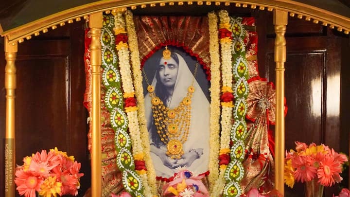 সারারাত ধরে নিশি পুজো চলে ভোর পর্যন্ত। মঠের সন্ন্যাসীরা পুজো করেন। ভক্তিগীতি এবং গান দ্বারা মাকে আহ্বান করেন এবং পুজো শেষে প্রসাদ বিতরণ করেন।