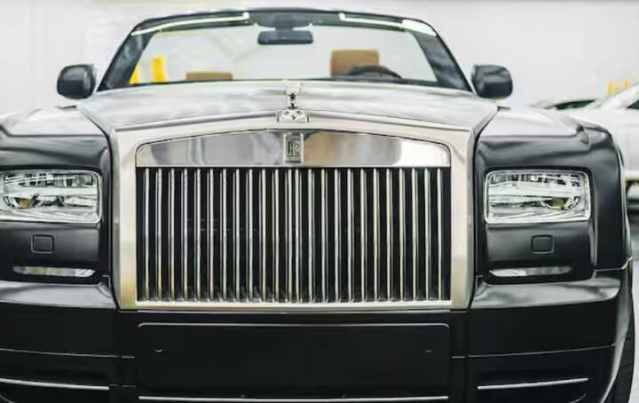 ਰੋਲਸ ਰਾਇਸ ਕਾਰਾਂ ਭਾਰਤ ਵਿੱਚ 1920 ਤੋਂ ਮੌਜੂਦ ਹਨ। ਵਰਤਮਾਨ ਵਿੱਚ, ਰੋਲਸ ਰਾਇਸ ਕਾਰਾਂ ਭਾਰਤ ਦੇ ਕਈ ਵੱਡੇ ਸ਼ਹਿਰਾਂ ਵਿੱਚ ਵੇਖੀਆਂ ਜਾ ਸਕਦੀਆਂ ਹਨ। ਭਾਰਤ ਵਿੱਚ SUV, 2 ਸੇਡਾਨ ਤੇ ਇੱਕ ਕੂਪ ਡਿਜ਼ਾਈਨ ਵਾਲੀ ਕਾਰ ਵਿਕਦੀ ਹੈ। ਭਾਰਤ ਵਿੱਚ ਸਭ ਤੋਂ ਸਸਤਾ ਮਾਡਲ ਕੁਲੀਨਨ ਹੈ।