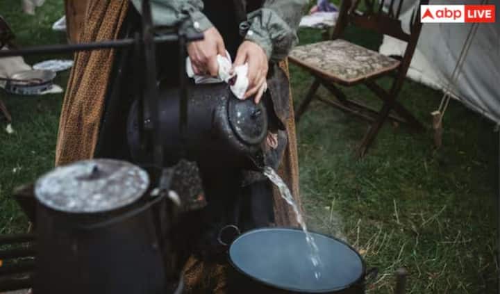 ਅਜਿਹੀ ਸਥਿਤੀ ਵਿੱਚ ਹਮੇਸ਼ਾ ਉਬਲਿਆ ਜਾਂ ਫਿਲਟਰ ਕੀਤਾ ਪਾਣੀ ਪੀਓ। ਪਾਣੀ ਦੀ ਬੋਤਲ ਜਾਂ ਡੱਬੇ ਨੂੰ ਨਿਯਮਿਤ ਤੌਰ 'ਤੇ ਸਾਫ਼ ਕਰੋ। ਨਿੰਬੂ, ਅਦਰਕ ਤੇ ਕਾਲੇ ਨਮਕ ਨੂੰ ਮਿਲਾ ਕੇ ਪਾਣੀ ਪੀਣ ਨਾਲ ਇਮਿਊਨਿਟੀ ਵਧਦੀ ਹੈ।