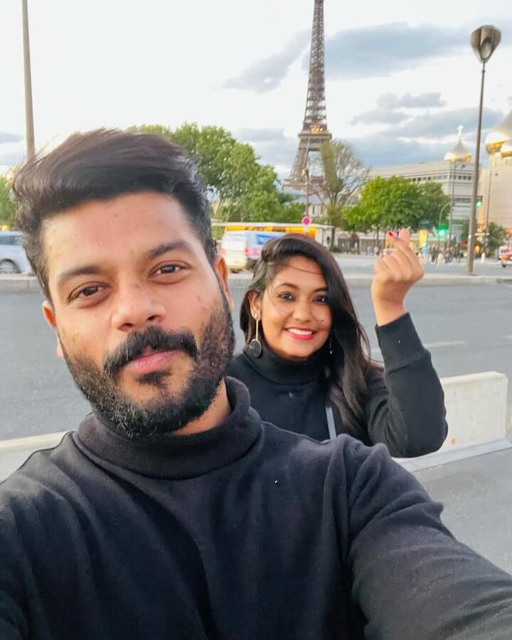 ஆனால், இன்று நீ கற்று கொடுத்த அனுபவங்களையும், வாழ்க்கை பாடங்களையும் கொண்டு ஒவ்வொரு அடியையும் முன்னோக்கி எடுத்து வைக்கிறேன். எப்போதும் உன்னுடைய மனைவியாகவே இருப்பேன். உன்னுடைய ஸ்ருதி அரவிந்தன் என்று என்று பதிவிட்டுள்ளார்.