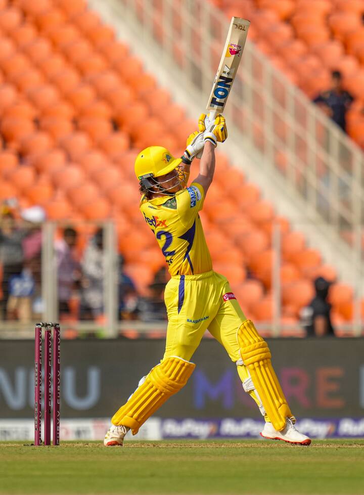 सीएसके के लिए इस सीजन में युवा खिलाड़ियों ने शानदार प्रदर्शन किया. डेवाल्ड  ब्रेविस टीम में चोटिल खिलाड़ी के रिप्लेसमेंट के तौर पर आए. ब्रेविस ने 6 मैचों में 225 रन ठोक डाले. इस दौरान उनका स्ट्राइक रेट 180 का रहा.