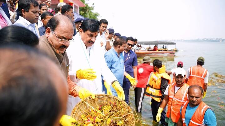 मध्य प्रदेश की मोहन सरकार पानी बचाने के लिए अभियान चला रही है. इसके लिए स्कूलों से लेकर सड़कों तक गतिविधियां संचालित की जा रही हैं. यह अभियान 30 मार्च से शुरू हुआ है. इस 90 दिवसीय अभियान की शुरुआत वर्ष प्रतिपदा के दिन उज्जैन की क्षिप्रा नदी से की गई. इसका समापन 30 जून को होगा. इस मुहिम की थीम 'जन सहभागिता से जल स्त्रोतों का संवर्धन एवं संरक्षण' रखी गई है. इस अभियान के तहत पौधरोपण-जल स्रोतों का पुनर्जीवन किया जा रहा है. गांव-गांव में जल संरक्षण जागरूकता कार्यक्रम हो रहे हैं. वर्षा जल संचयन को बढ़ावा देने के लिए विशेष कार्य किए जा रहे हैं. ग्रामीण-शहरी क्षेत्रों के प्रमुख चौराहों पर प्याऊ की व्यवस्था की जा रही है. स्कूलों में बच्चों को जल संरक्षण के प्रति जागरूक करने के लिए मुहिम चलाई जा रही है.