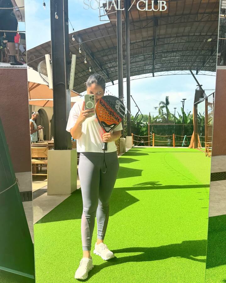 सुमोना चक्रवर्ती काफी समय पहले कपिल शर्मा के शो में दिखी थी. एक्ट्रेस लंबे समय से अब कहीं नजर नहीं आईं हैं तो उनके चाहने वाले उनकी एक झलक देखने को बेताब बैठे हैं.