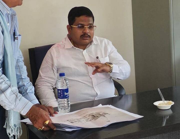 Siddhant Shirsat राज्याचे सामाजिक न्यायमंत्री आणि छत्रपती संभाजीनगरचे पालकमंत्री शिवसेना नेते संजय शिरसाट (Sanjay Shirsat) हे अडचणीत येण्याची शक्यता आहे. कारण संजय शिरसाटांचे सुपुत्र सिद्धांत यांच्यावर एका विवाहित महिलेकडून गंभीर आरोप करण्यात आले आहेत.