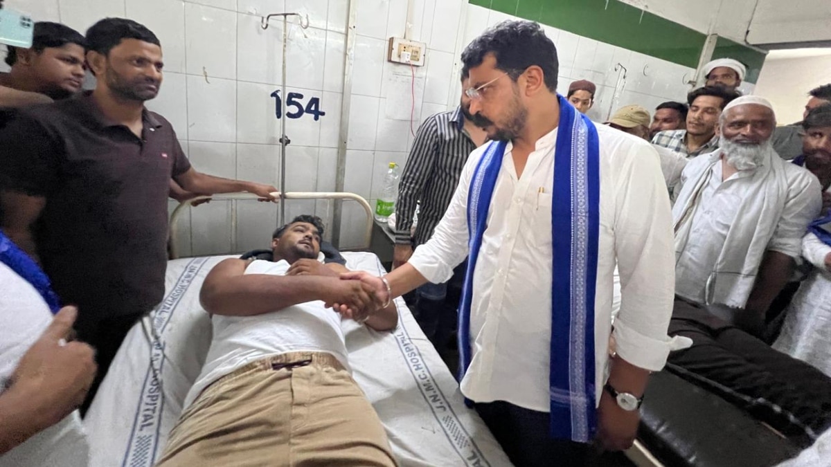 UP: अलीगढ़ में मीट व्यापारियों से मारपीट पर भड़के चंद्र शेखर आजाद, पीड़ितों से मिलकर बोले- ‘मुस्लिम समुदाय के लोगों…’