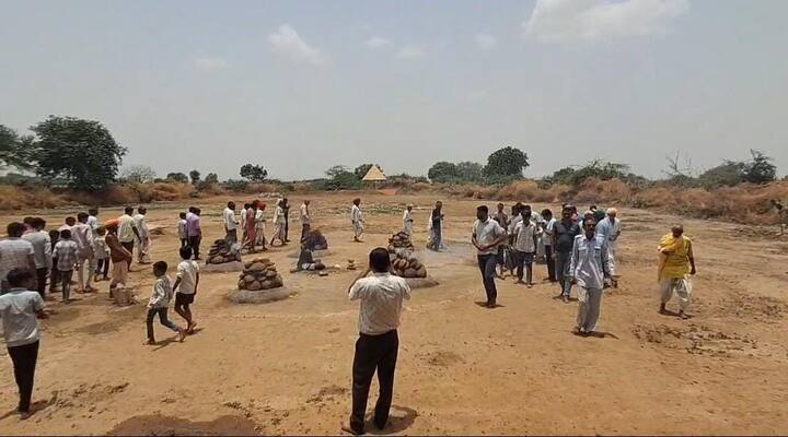 11 कंडे जलाकर शुरू की तपस्या अब 26 दिन बाद हुए 54 कंडे जला रहे जोतनाथ महाराज ने 26 दिन पहले पंच मुख हनुमान मंदिर में भीषण गर्मी में खुले मैदान में तपस्या शुरू की थी. तब पहले दिन 11 छाणे गाकर पंच धुना की शुरुआत की और हर छाणे बढ़ाते हैं और 26वें दिन 56 छणे हो गए. यह तपस्या 41 दिन चलेगी.