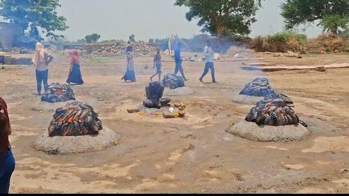 तपस्या अग्नि तप कर रहे बाल योगी ज्योत नाथ महाराज के भक्त व ग्रामीणों ने बताया कि महाराज ने यहां पर अग्नि तपस्या की शुरुआत 2 मई को की थी. 10 जून को इसका समापन होगा. यहां प्रतिदिन 5 धूनी लगाई जाती है, जिसमें पहले दिन दो कंडे से शुरुआत की थी हर धूनी में प्रतिदिन दो कंडे बढ़ाए जाते हैं. सोमवार (26 मई) को अग्नि तप के 26 वें दिन हर धुनी में 54 - 54 कंडे जलाए जा रहे हैं. वहीं अग्नि तपस्या के अंतिम दिन 10 जून को प्रत्येक धूनी में 82 - 82 कंडे जलाए जाएंगे.