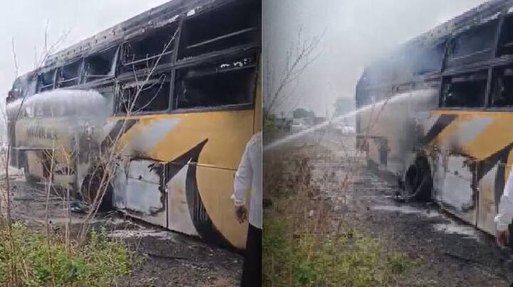 ही बस जामनेर पहूर रस्त्यावरून जात असताना त्यातून धूर निघत असल्याचं लक्षात येताच चालकाने समय सूचकता दाखवत गाडी जागीच थांबविली आणि काही वेळातच बसला लागलेल्या आगीने रौद्ररूप धारण केल्याचं पाहायला मिळाले.