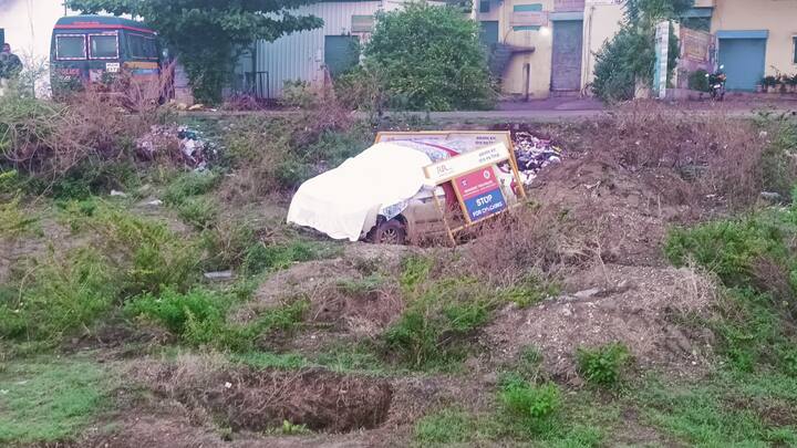 सोमवारी मध्यरात्रीच्या सुमारास पोलिसांकडून अमोल खोतकर (Amol Khotkar) या संशयित गुन्हेगाराचा एन्काऊंटर करण्यात आला. वाळूज परिसरातील कोल्हाटी भागात अमोल खोतकर हा असल्याची माहिती पोलिसांच्या गुन्हे शाखेला (Police Crime branch) मिळाली होती. त्यानुसार सह-पोलीस निरीक्षक आणि त्यांचे पथक अमोल खोतकर याला अटक करण्यासाठी वडगाव कोल्हाटी येथे गेले.