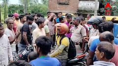 অভিযোগ জানিয়েও হয়নি লাভ, বেহাল রাস্তায় সারাইয়ের দাবিতে সোনারপুরে অবরোধ