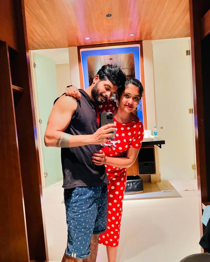 நீ வாங்கிக்கொடுக்கும் பூவை மிஸ் பண்ணுகிறேன் என் உருக்கமாக பதிவிட்டுள்ளார்.