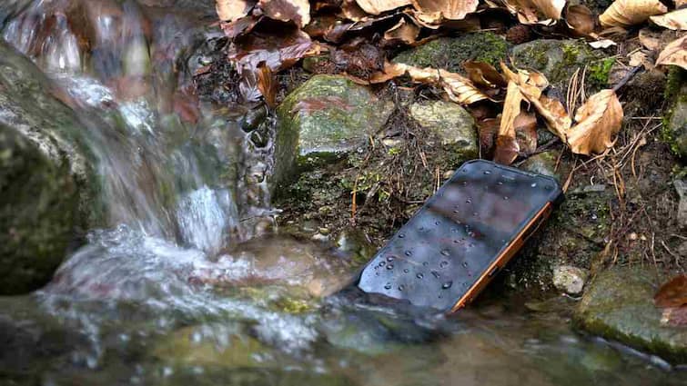 वॉटरप्रूफ और वॉटर रेसिस्टेंट में क्या फर्क है? नया स्मार्टफोन लेने से पहले ज़रूर जान लें ये बातें