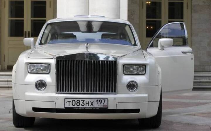 ਆਮ ਤੌਰ 'ਤੇ ਲੋਕ ਵਿਆਹਾਂ ਲਈ ਰੋਲਸ ਰਾਇਸ ਕਾਰਾਂ ਕਿਰਾਏ 'ਤੇ ਲੈਂਦੇ ਹਨ। ਪਰ ਉਨ੍ਹਾਂ ਦਾ ਕਿਰਾਇਆ ਵੀ ਸਸਤਾ ਨਹੀਂ ਹੈ। ਵਿਆਹ ਦੇ ਸੀਜ਼ਨ ਦੌਰਾਨ ਇਨ੍ਹਾਂ ਦੀ ਮੰਗ ਬਹੁਤ ਜ਼ਿਆਦਾ ਹੁੰਦੀ ਹੈ। ਉਨ੍ਹਾਂ ਦਾ ਇੱਕ ਦਿਨ ਦਾ ਕਿਰਾਇਆ ਲੱਖਾਂ ਰੁਪਏ ਦਾ ਹੈ।