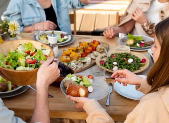 Eat something healthy every 4 hours: Stunning for a long time does not help in weight loss. This weakens the body and falls energy level.