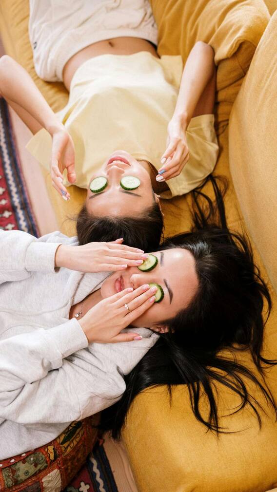 आंखों पर क्यों लगाया जाता है खीरा?