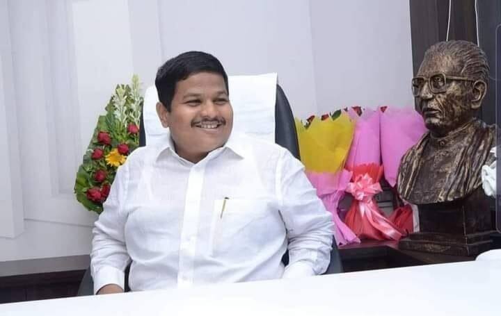 सिद्धांत शिरसाट यांनी संबंधित महिलेला सात दिवसांच्या आत नांदविण्यासाठी घरी घेऊन जावे आणि न्याय द्यावा, अन्यथा महिला अत्याचार प्रतिबंधक कायदा, हुंडा प्रतिबंधक कायदा आणि फसवणूक यांसारख्या विविध कलमांनुसार कायदेशीर कारवाई केली जाईल, असा इशारा दिला आहे.