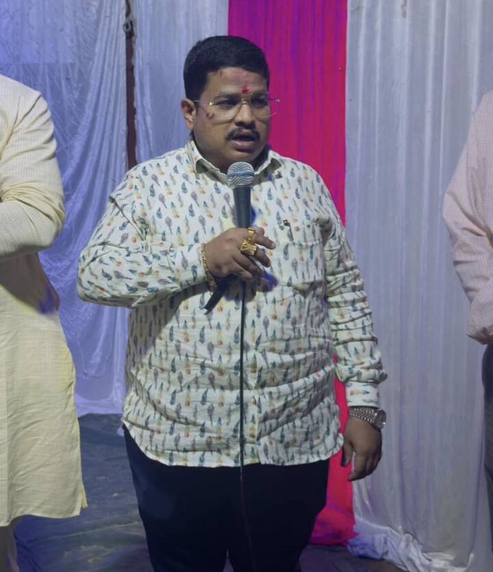 संबंधित महिलेच्या दाव्यानुसार, सिद्धांत शिरसाटांसोबत 2018 मध्ये सोशल मीडियाच्या माध्यमातून ओळख झाली. या ओळखीनंतर त्यांची मैत्री झाली आणि चेंबूर येथील एका फ्लॅटवर प्रत्यक्ष भेट झाली. याच फ्लॅटवर शारीरिक संबंध झाले. यानंतर सिद्धांत यांनी लग्नासाठी तगादा लावला. मात्र संबंधित महिला आधीच विवाहित होती. त्यामुळे सिद्धांत यांनी तिला भावनिक ब्लॅकमेल करुन, लग्न कर अन्यथा मी आत्महत्या करेन, असा आग्रह धरला. यानंतर सिद्धांतच्या भावनिक आवाहनवर विश्वास ठेवून दोघांनी लग्न केलं, असा दावा संबंधित महिलेने केला आहे.