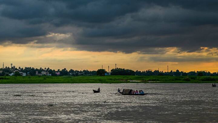 উত্তর ও দক্ষিণ চব্বিশ পরগনা পূর্ব ও পশ্চিম মেদিনীপুরে ভারী বৃষ্টির পূর্বাভাস। বাকি সব জেলাতে বজ্রবিদ্যুৎ সহ বৃষ্টির সঙ্গে ৩০ থেকে ৪০ কিলোমিটার গতিবেগে দমকা ঝড় বাতাস বইবে।