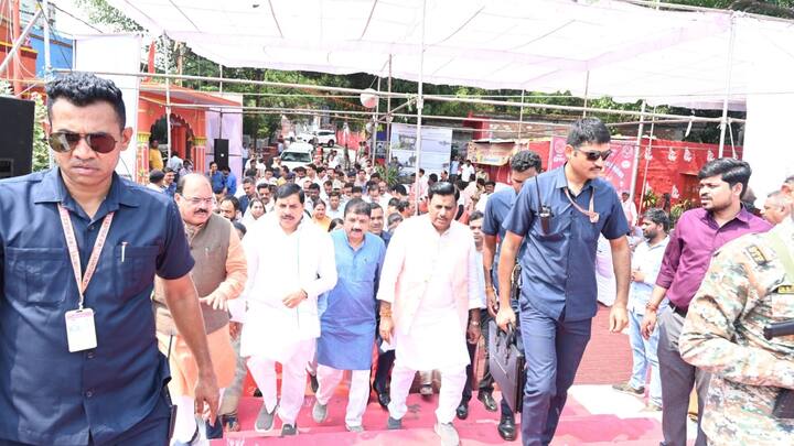 सीएम डॉ. मोहन यादव ने शीतलदास की बगिया में हुए श्रमदान की कई तस्वीरें सोशल मीडिया पर भी शेयर कीं. उन्होंने इन्हें लेकर लिखा, ''जल गंगा संवर्धन अभियान के अंतर्गत घाटों के पुनरुत्थान, रखरखाव, साफ-सफाई एवं संरक्षण की दिशा में आगे बढ़ते हुए आज भोपाल में शीतलदास की बगिया घाट पर स्वच्छता हेतु श्रमदान में सहभागिता की. साथ ही सफाई मित्रों को सम्मानित कर उनके सेवा भाव को नमन किया. हमारी सरकार जल गंगा संवर्धन अभियान को जनांदोलन बनाकर जल स्रोतों के संरक्षण, स्वच्छता और उनके पुनर्जीवन के लिए संकल्पित है.''