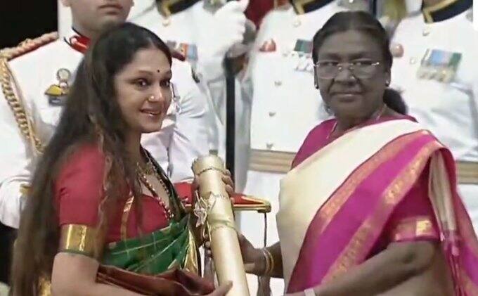 Actress Shobana Got Padma Bhushan Award நடிகை ஷோபனாவுக்கு பத்ம பூஷன் விருதை வழங்கினார் குடியரசு தலைவர் திரௌபதி முர்மு!