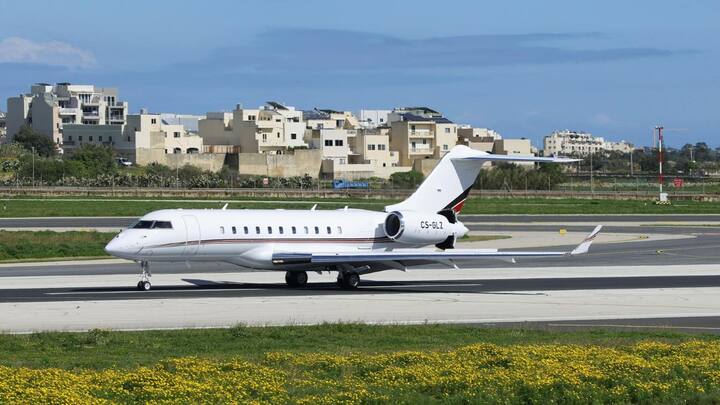 इसके अलावा ब्रिटिश एयरवेज, स्विस इंटरनेशनल और एमिरेट्स भी पाकिस्तान के ऊपर से उड़ने के लिए बच रही हैं. वे दूसरे रास्तों का इस्तेमाल कर रहे हैं.