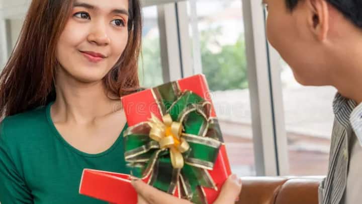 पर्स किंवा बटवा – पर्स किंवा बटवा रिकामा दिला तर ते आर्थिक नुकसान किंवा प्रेमात दुर्बलता दर्शवतो. जर द्यायचा असेल तर त्यात थोडे पैसे ठेवून द्यावेत.