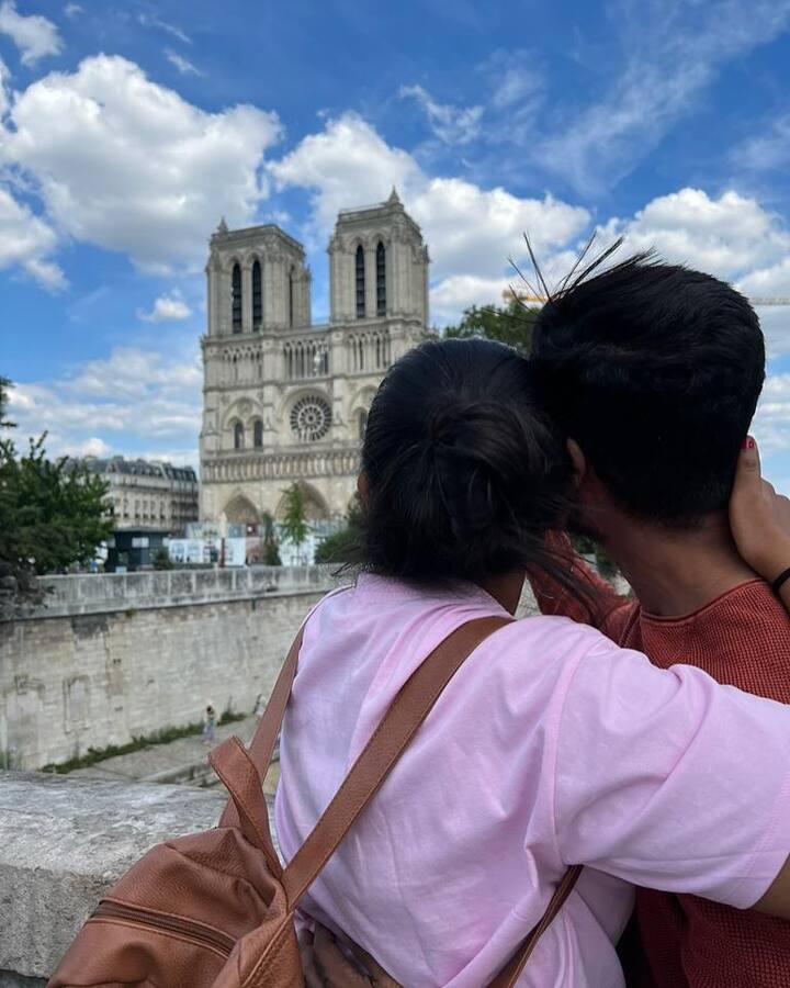 அதில், இனிய 3ஆம் ஆண்டு திருமண நாள் வாழ்த்துக்கள் அரவிந்த் சேகர். நீ என்னருகில் இல்லாததை நான் இன்று உணர்கிறேன். ஆனால், நாம் இருவரும் உருவாக்கிய நினைவுகளுடன் நம் உலகத்தில் வாழ்கிறேன். உன்னுடைய அன்பும், அரவணைப்பும் இன்று எனக்கு இல்லை.