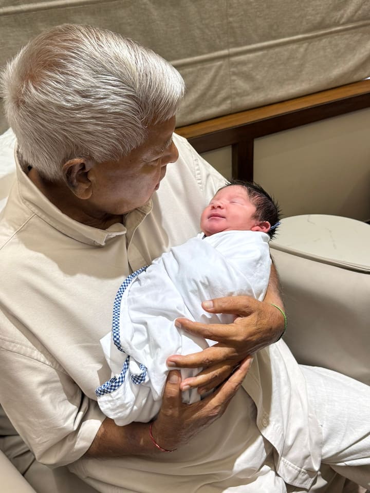 लालू यादव से पहले तेजस्वी यादव ने एक्स पर पिता बनने की जानकारी दी थी. उन्होंने अपने पोस्ट में जय हनुमान लिखा था. दूसरी ओर रोहिणी आचार्य ने भी तस्वीरें शेयर की और बच्चे का नाम प्यार से उन्होंने टूटू रख दिया.