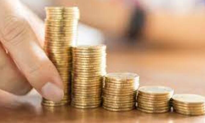 બીજી બાજુ, જો તમારી ઉંમર 60 વર્ષથી વધુ છે અને તમે વરિષ્ઠ નાગરિક છો તો 2 વર્ષની FDમાં 2 લાખ રૂપિયા જમા કરાવવાથી તમને કુલ 2,30,681 રૂપિયા મળશે, જેમાં 30,681 રૂપિયાનું નિશ્ચિત વ્યાજ સામેલ છે. તમને જણાવી દઈએ કે FD સ્કીમમાં તમને નિશ્ચિત સમયે ગેરંટી સાથે નિશ્ચિત વ્યાજ મળે છે.